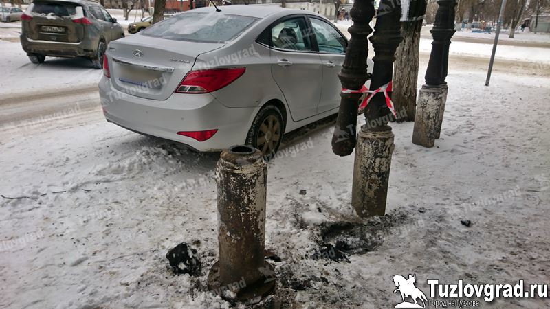 В Новочеркасске таксист врезался в здание госучреждения, сломал крыльцо и повредил припаркованную машину
