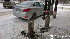 В Новочеркасске таксист врезался в здание госучреждения, сломал крыльцо и повредил припаркованную машину