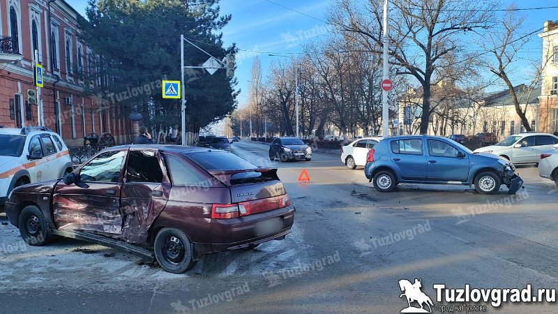 В Новочеркасске водитель иномарки не пропустил другую машину на перекрестке, видео