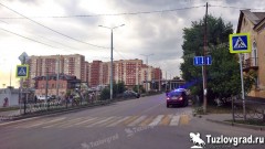 В Новочеркасске школьник ехал через дорогу на велосипеде и был сбит машиной