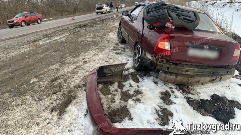 На въезде в Новочеркасск столкнулись два встречных автомобиля