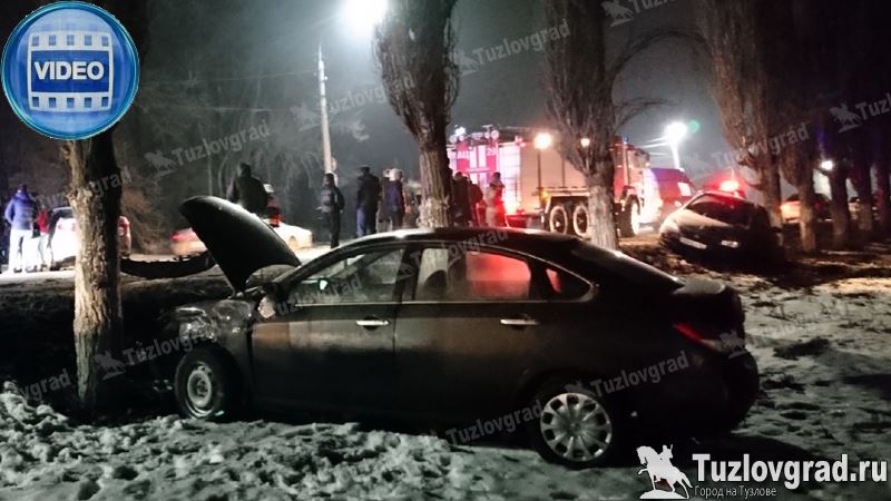 В Новочеркасске на одном участке дороги из-за гололеда произошло два ДТП сразу, видео