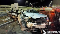 На новочеркасской развязке трассы М4 легковушка врезалась в стоявшую на дороге фуру