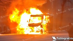 В Новочеркасске на ходу загорелась маршрутка, видео