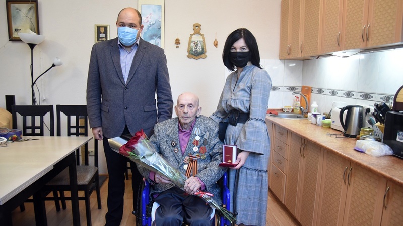 В Новочеркасске двух ветеранов ВОВ наградили памятными знаками «80 лет битвы за Москву»