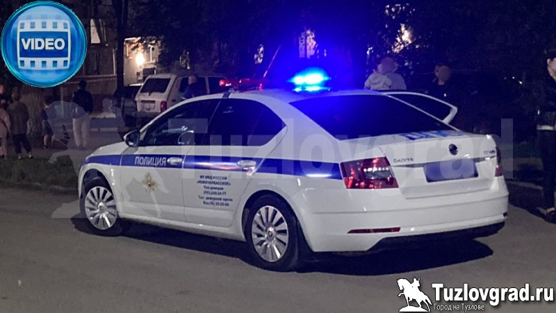 В Новочеркасске на оформляющих ДТП с пострадавшим сотрудников ГИБДД напал неадекватный молодой человек, видео