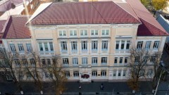В Новочеркасске ремонт фасада и системы водостока первой школы произведет ростовская фирма