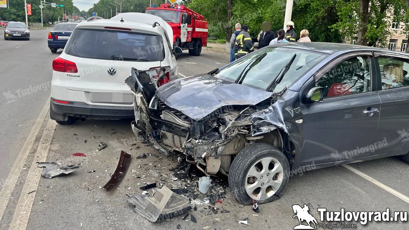 В Новочеркасске два человека уехали в больницу после драки на месте ДТП на проспекте Баклановском