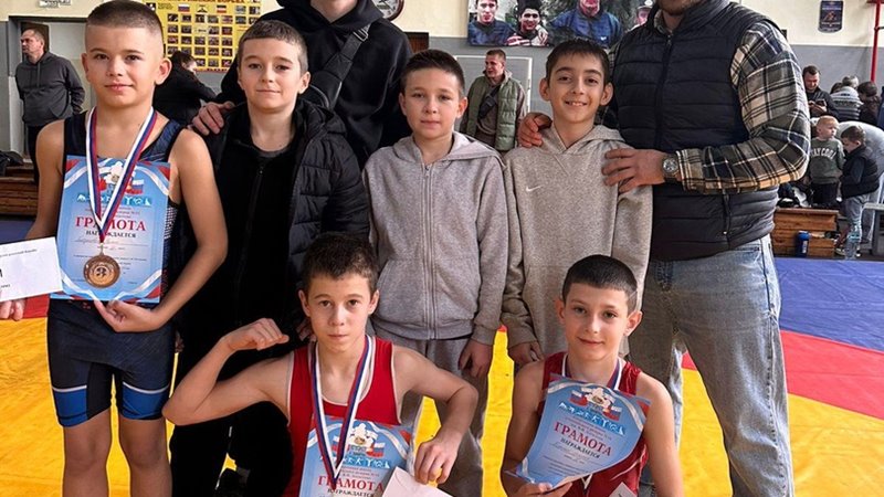 Новочеркасские борцы стали призерами турнира в Шахтах