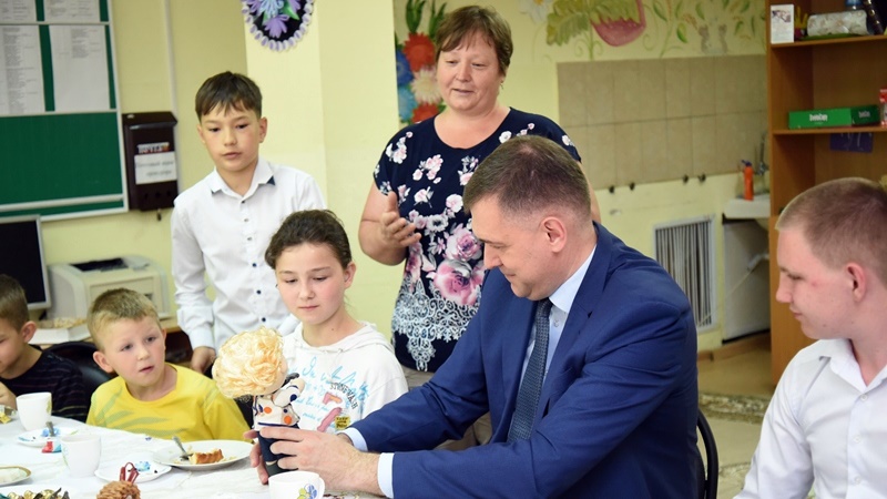 Глава администрации Новочеркасска Юрий Лысенко поздравил воспитанников детдомов с днем защиты детей