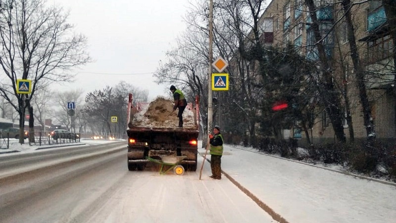 В Новочеркасске очисткой дорог и тротуаров от снега и льда занимаются 21 спецмашина и около 70 человек