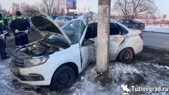 В Новочеркасске на улице Харьковской лихач врезался в столб