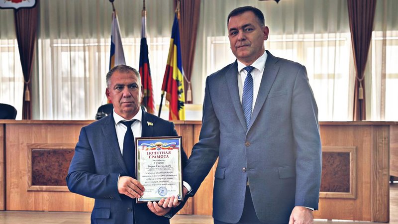 Юрий Лысенко вручил грамоты медикам – волонтерам СВО