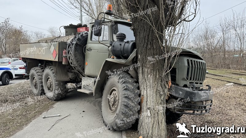 В Новочеркасске нетрезвый водитель военного бензовоза выехал на встречку – два человека пострадали