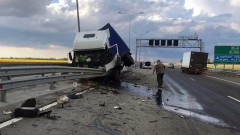 На трассе под Новочеркасском грузовик врезался в отбойник
