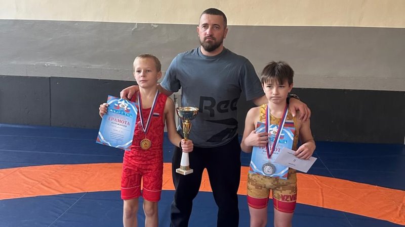 Юные новочеркасские борцы успешно выступили на турнире в Шахтах