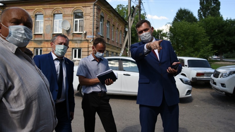 Глава администрации Новочеркасска проинспектировал дороги и тротуары города