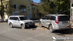 В Новочеркасске на перекрестке столкнулись два внедорожника