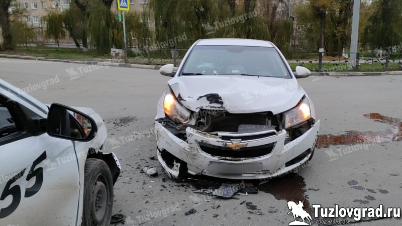 В Новочеркасске таксист пытался повернуть налево в запрещенном месте и столкнулся со встречной иномаркой