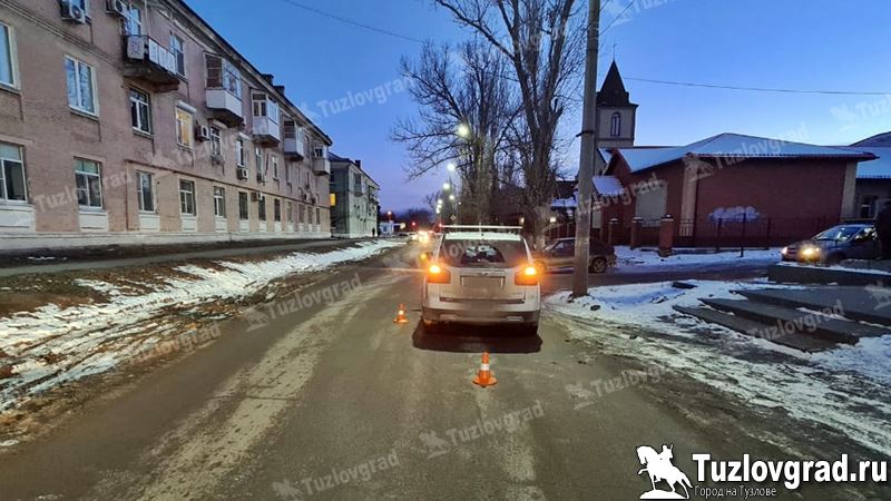 В Новочеркасске 7-летний мальчик попал под машину, перебегая дорогу