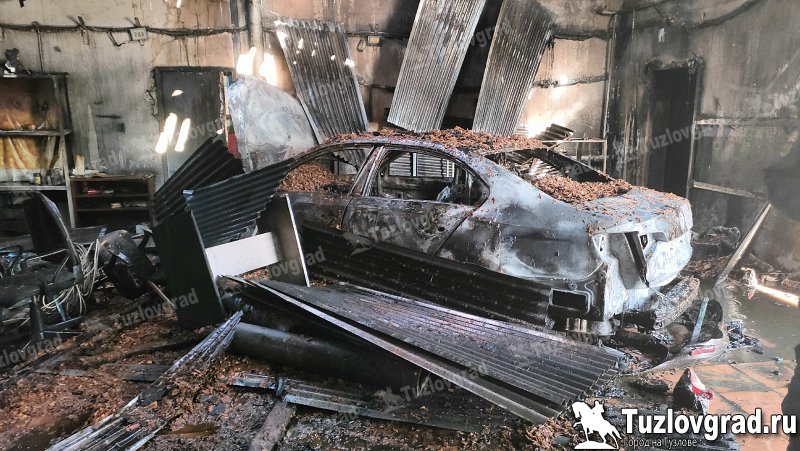 В Новочеркасске сгорел автосервис