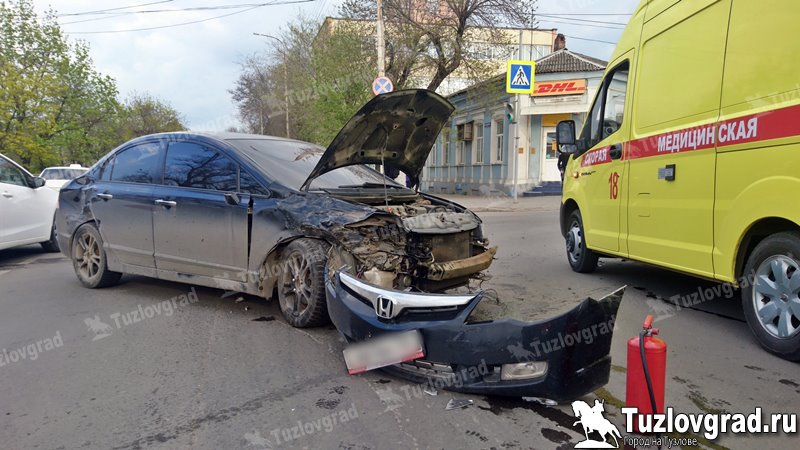 В Новочеркасске на перекрестке столкнулись три иномарки, видео