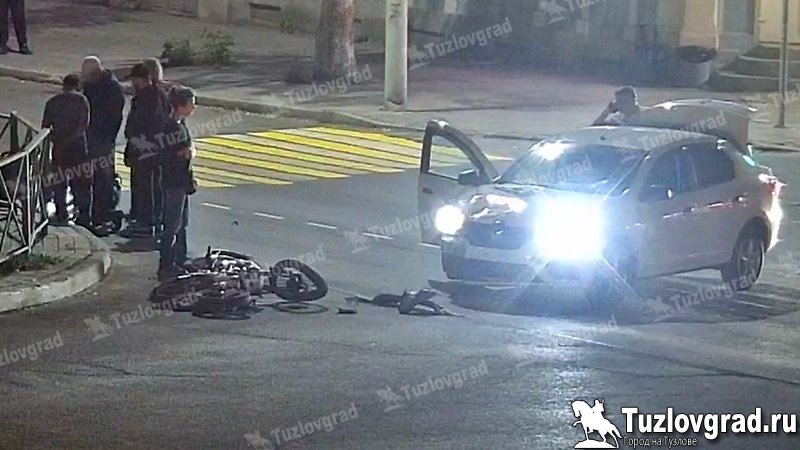 В Новочеркасске мотоциклист попал в больницу, не пропустив машины на перекрестке, видео