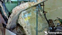 В Новочеркасске в жилом доме на Грекова обрушилась плита межэтажного перекрытия