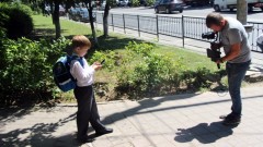 Учащиеся первой школы Новочеркасска снимают видеоролик об опасности перехода дороги с мобильным телефоном
