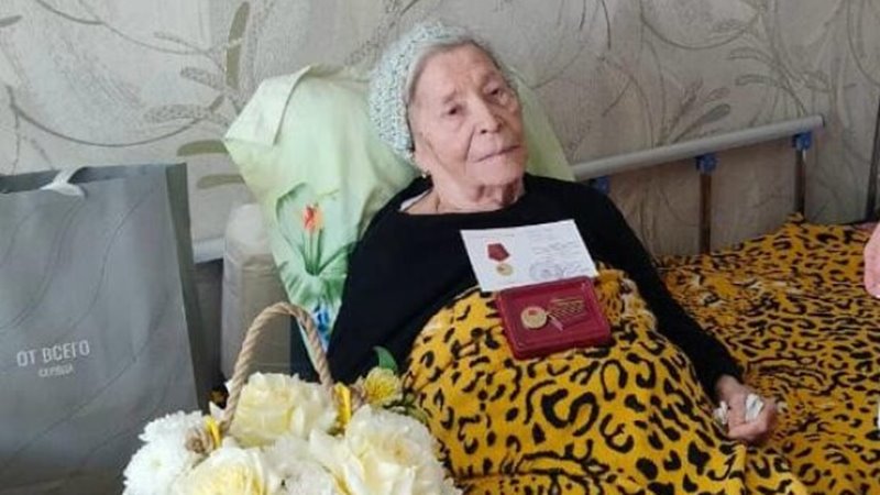В Новочеркасске ветерану Великой Отечественной войны Анне Биркиной вручили юбилейную медаль