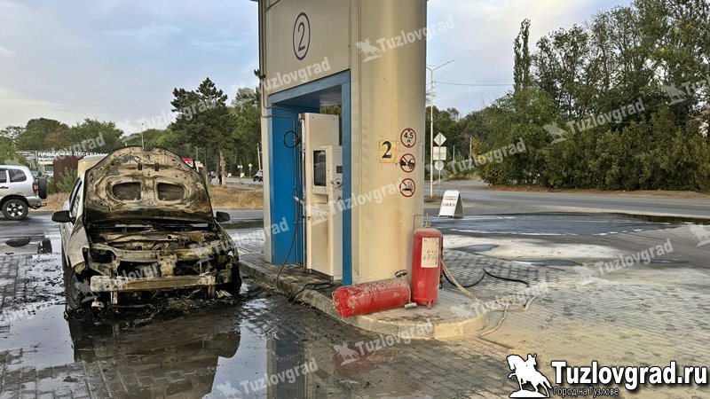 В Новочеркасске на метановой заправке загорелся автомобиль, видео