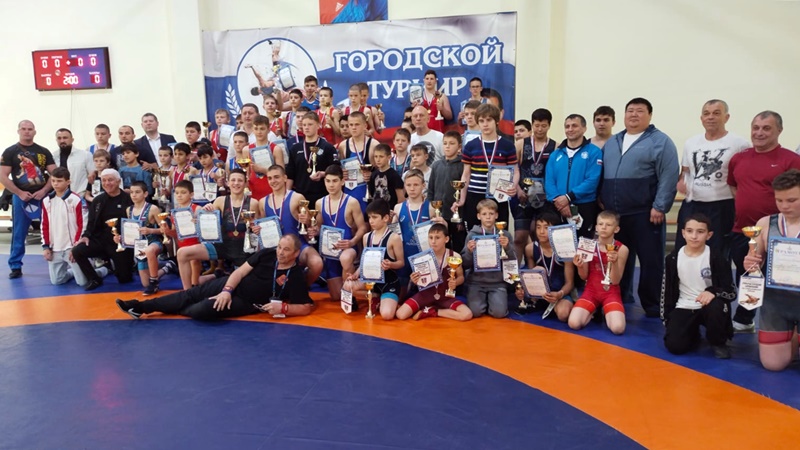 Новочеркасские борцы завоевали семь медалей на турнире памяти Павла Волчкова