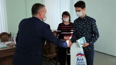Новочеркасские депутаты вручили планшеты для учебы школьникам из многодетных и малоимущих семей