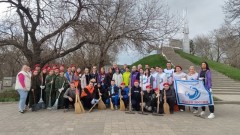 В Новочеркасске горожане провели субботник у Кургана Славы