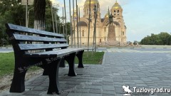 В Новочеркасске на проспекте Ермака установили скамейки и урны