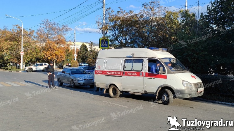 В центре Новочеркасске пенсионер переходил дорогу по пешеходному переходу и был сбит машиной, видео