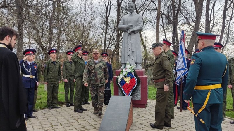 Новочеркасские кадеты провели субботник возле памятника воинам Красной Армии, павшим при освобождении города от фашистов