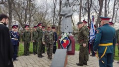 Новочеркасские кадеты провели субботник возле памятника воинам Красной Армии, павшим при освобождении города от фашистов