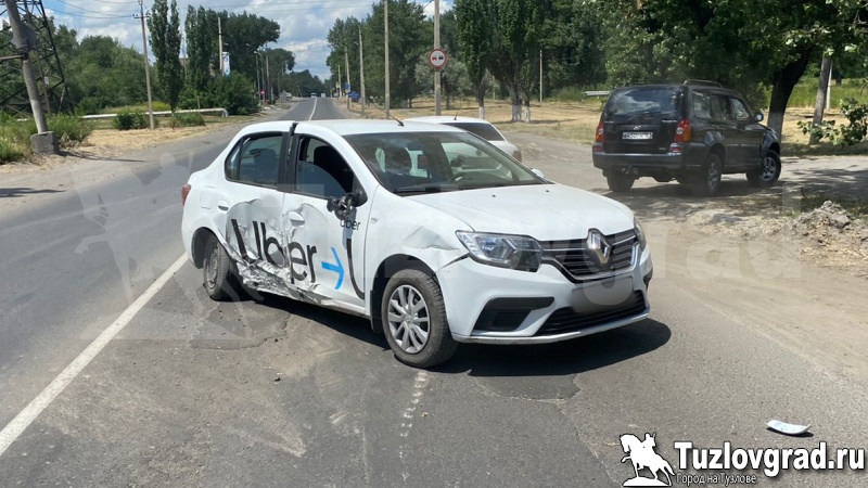 В Новочеркасске таксист врезался в бетонный столб