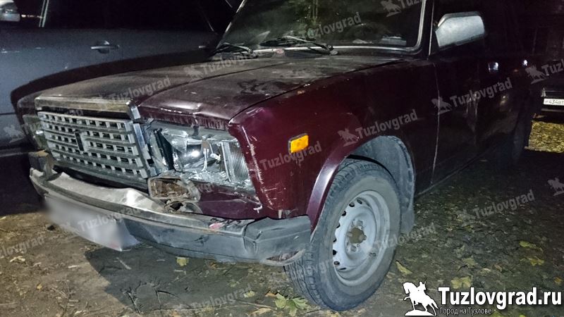 В Новочеркасске пьяный водитель разбил чужую машину, пытаясь заехать во двор