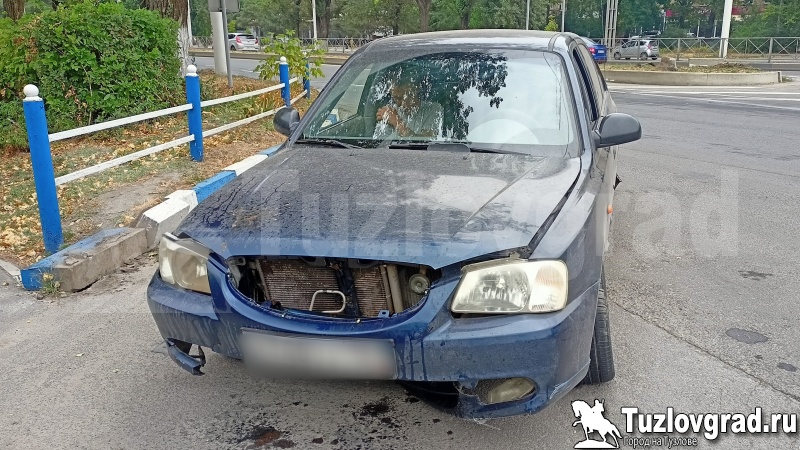 В Новочеркасске пьяный водитель врезался в бордюр разделительной полосы