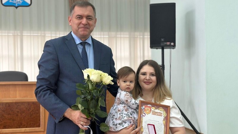 Юрий Лысенко вручил медаль «Волонтера России» жительнице Новочеркасска