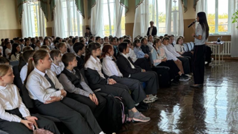 Полицейские Новочеркасска продолжают проводить профилактические беседы со школьниками и студентами 