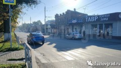 В Новочеркасске женщина, переходя дорогу по «зебре» на зеленый сигнал светофора, попала под машину, видео