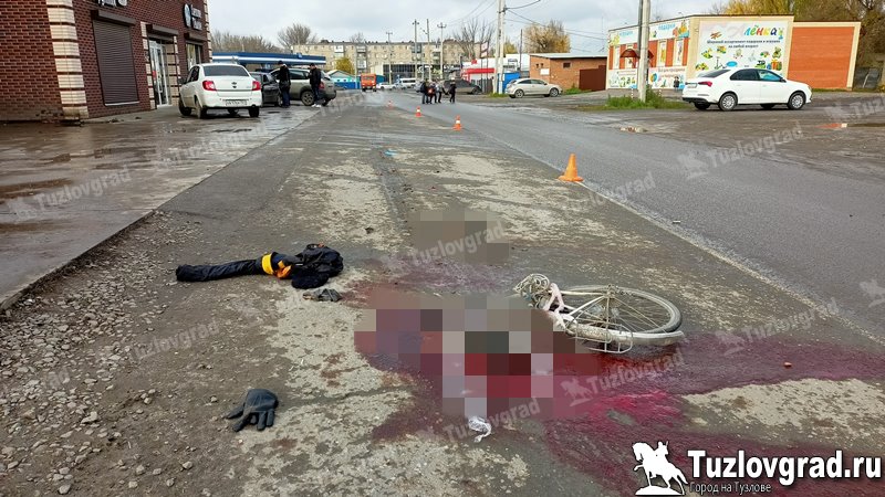 В Новочеркасске грузовик сбил велосипедиста и протащил его под собой около 400 метров, видео