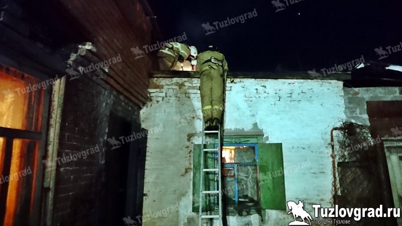 В Новочеркасске из-за перекала дымохода загорелся частный дом