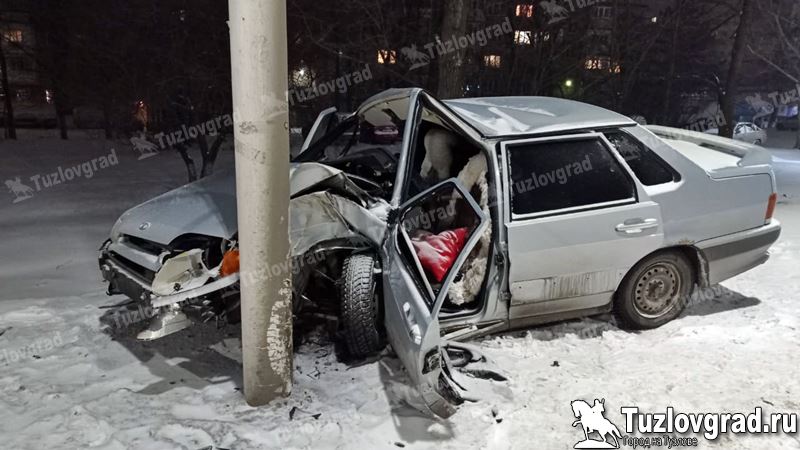 В Новочеркасске водитель ВАЗа врезался в столб