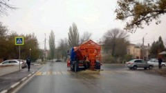 В Новочеркасске со снегом и гололедом с вечера борются 16 спецмашин