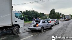 В Новочеркасске водитель грузовика отвлекся за рулем и врезался в стоящие перед светофором машины