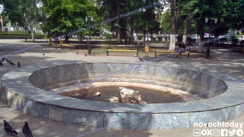В Новочеркасске фонтан возле Атаманского дворца оборудуют подсветкой